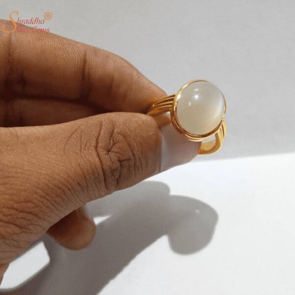 9ct Gold & Cabochon Moonstone Ring (756R) | The Antique Jewellery Company