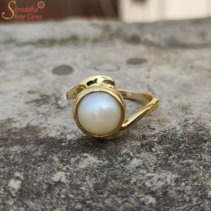 Fancy designer gold ring with pearl stone. Gold ring jewelry closeup image  on colorful background.Golden metal for woman fashion. Engagement Ring  Stock Photo - Alamy