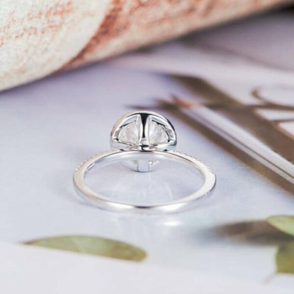 round cut moissanite wedding ring