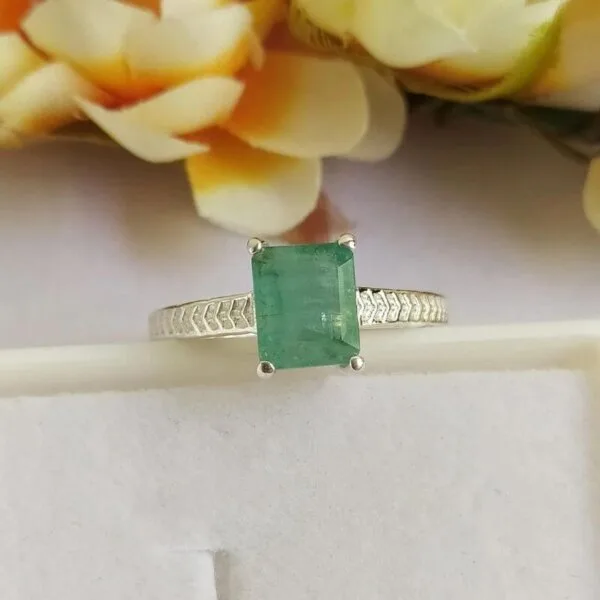 emerald gemstone silver ring