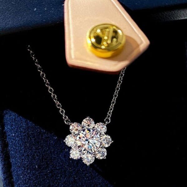 Diamond Flower Pendant in Yellow Gold | KLENOTA