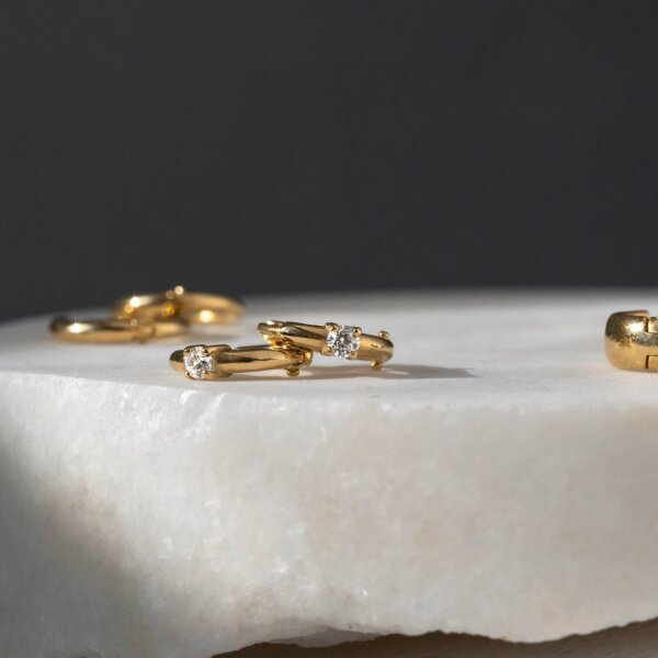 Simple Hoop Earrings with CVD Diamond in Gold