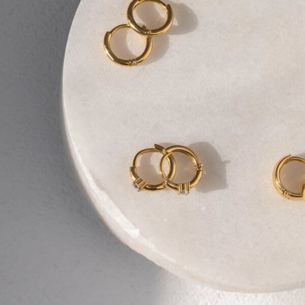 Simple Hoop Earrings with CVD Diamond in Gold