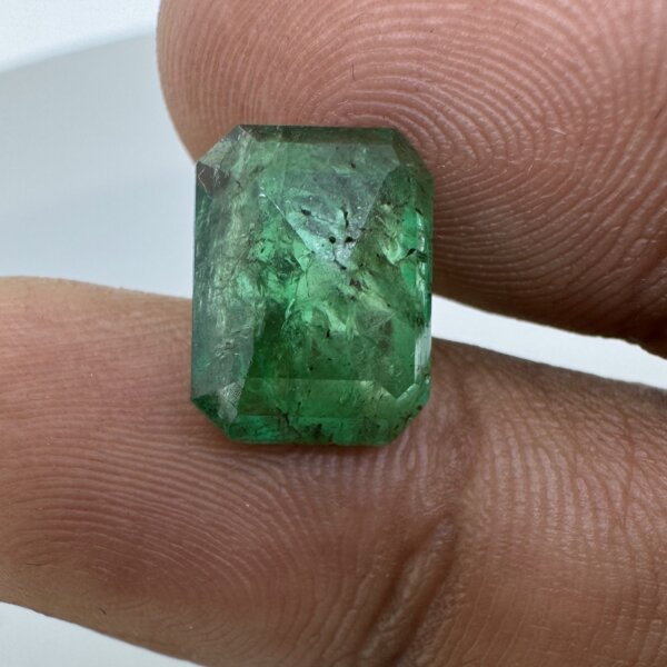 Natural Zambian 4.68 Carat/ 5.20 Ratti Emerald Gemstone