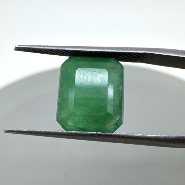 Natural Zambian 5.04 Carat/ 5.60 Ratti Emerald Gemstone