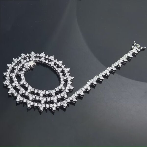 Sparkling CVD Diamond Cluster Necklace with Gold