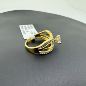Crossover Gold Ring with Round CVD Diamond and Pave Accent Bands