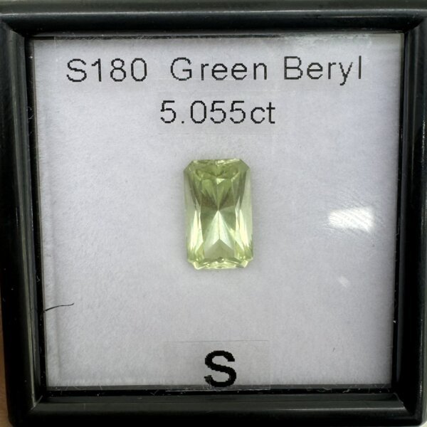5.05 Carat/ 5.60 Ratti Natural Green Beryl Gemstone