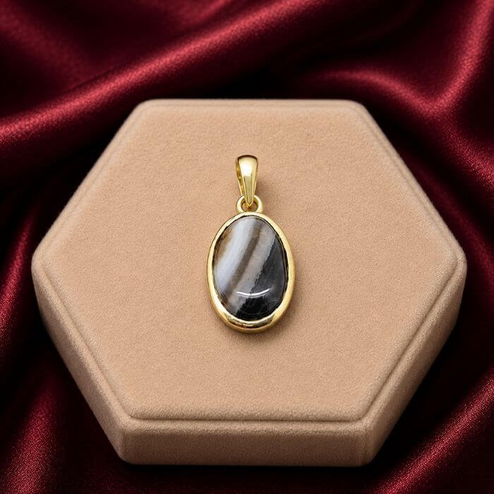 Sulemani Hakik Gemstone Pendant featuring a natural black and grey banded agate stone set in an elegant polished pendant design.